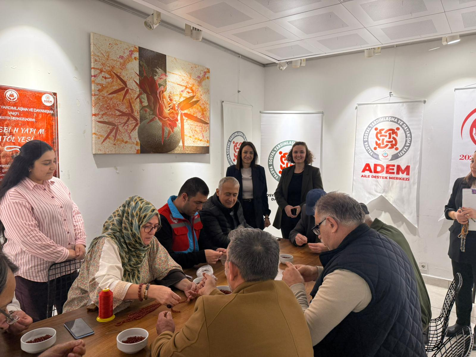 ADEM’den 2025 Aile Yılına Özel Tesbih Yapım Atölyesi: Katılımcılar El Becerilerini Geliştirdi