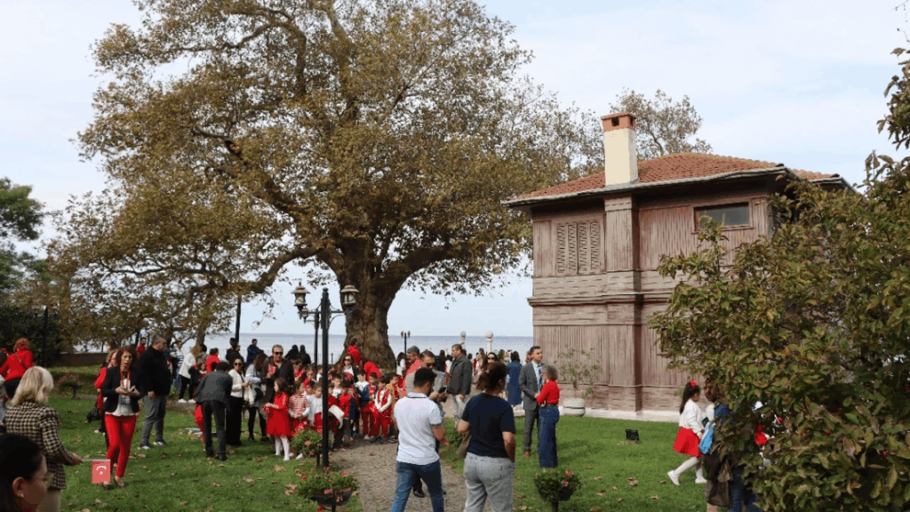 CUMHURİYET BAYRAMI’NDA YÜRÜYEN KÖŞK’E YOĞUN İLGİ
