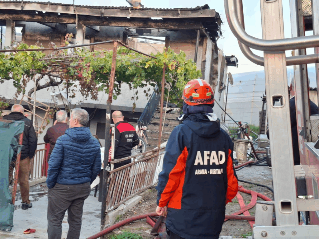 Çiftlikköy’de Ev Yangını Paniğe Yol Açtı: Ekipler Zamanla Yarıştı