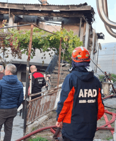 Çiftlikköy’de Ev Yangını Paniğe Yol Açtı: Ekipler Zamanla Yarıştı