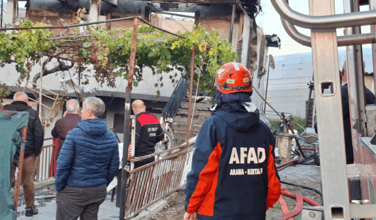 Çiftlikköy’de Ev Yangını Paniğe Yol Açtı: Ekipler Zamanla Yarıştı