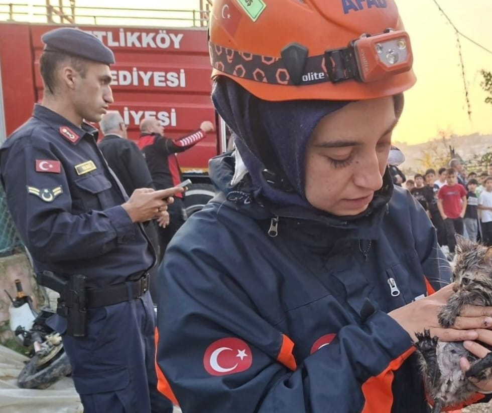 Çiftlikköy’de Ev Yangını Paniğe Yol Açtı: Ekipler Zamanla Yarıştı