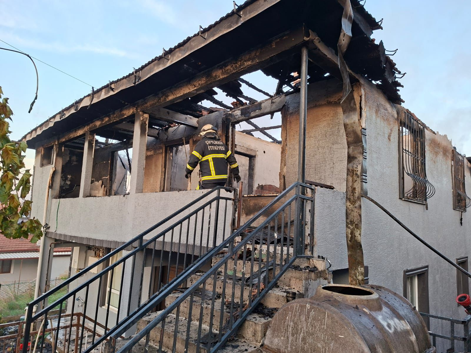 Çiftlikköy’de Ev Yangını Paniğe Yol Açtı: Ekipler Zamanla Yarıştı