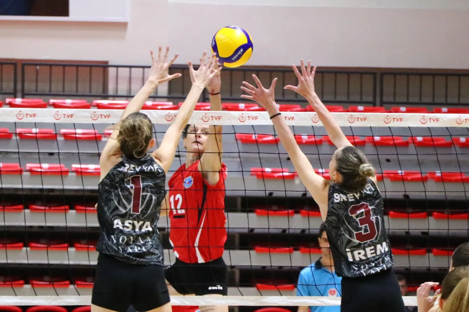 ÇİFTLİKKÖY’ÜN SULTANLARI ESKİŞEHİR’DEN ŞEN DÖNDÜ (3-0) 6 ÇİFTLİKKÖY’ÜN SULTANLARI ESKİŞEHİR’DEN ŞEN DÖNDÜ (3-0)