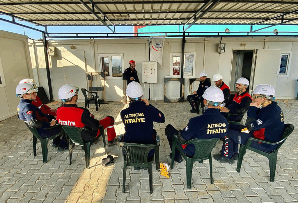 Altınova İtfaiyesi Personeline “Enkazda Arama ve Kurtarma Temel Eğitimi” Aralıksız Sürüyor