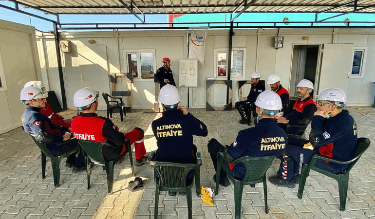 Altınova İtfaiyesi Personeline “Enkazda Arama ve Kurtarma Temel Eğitimi” Aralıksız Sürüyor