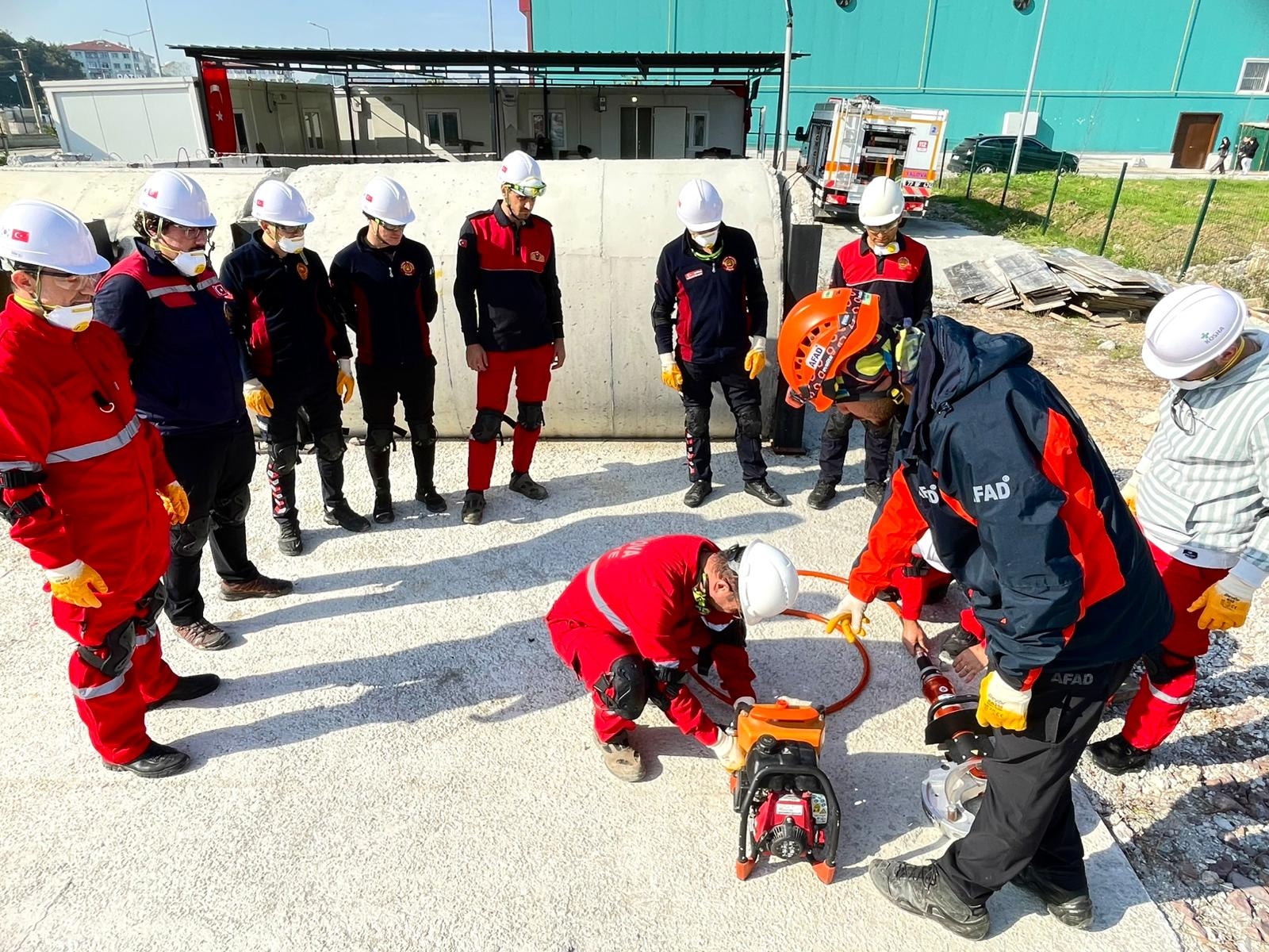 Altınova İtfaiyesi Personeline “Enkazda Arama ve Kurtarma Temel Eğitimi” Aralıksız Sürüyor 4 Altınova İtfaiyesi Personeline “Enkazda Arama ve Kurtarma Temel Eğitimi” Aralıksız Sürüyor