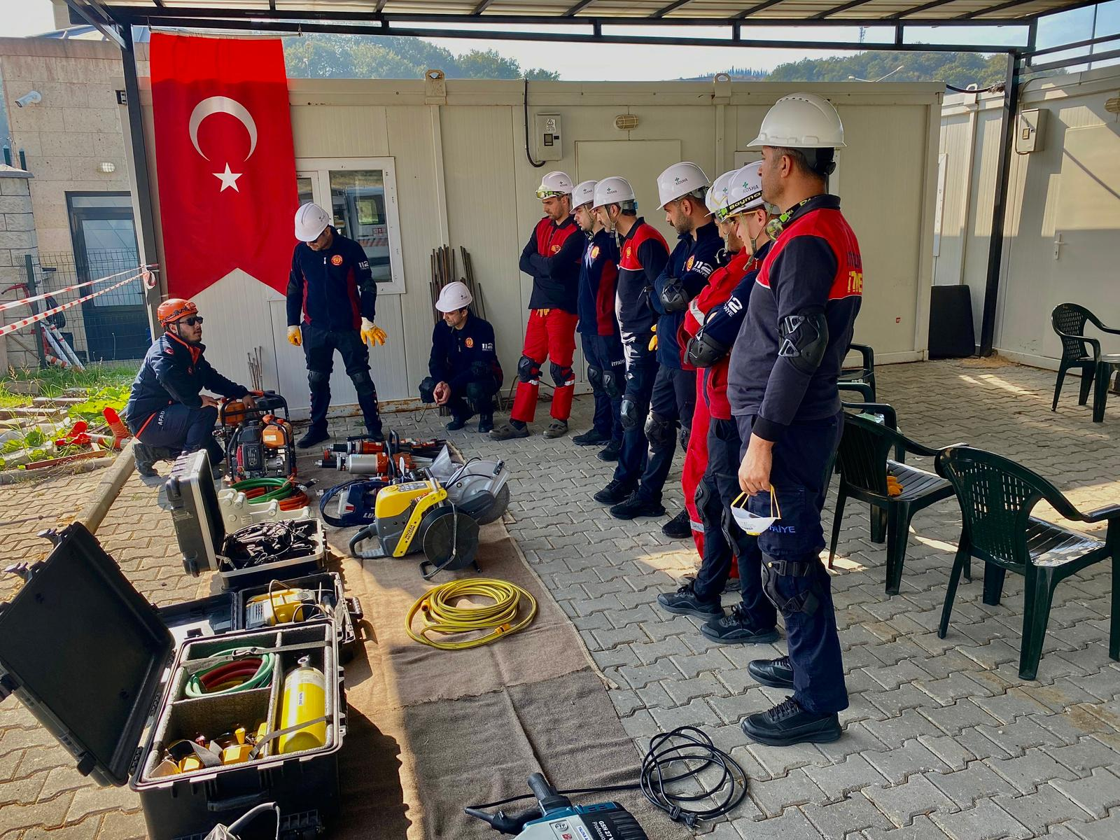 Altınova İtfaiyesi Personeline “Enkazda Arama ve Kurtarma Temel Eğitimi” Aralıksız Sürüyor 5 Altınova İtfaiyesi Personeline “Enkazda Arama ve Kurtarma Temel Eğitimi” Aralıksız Sürüyor