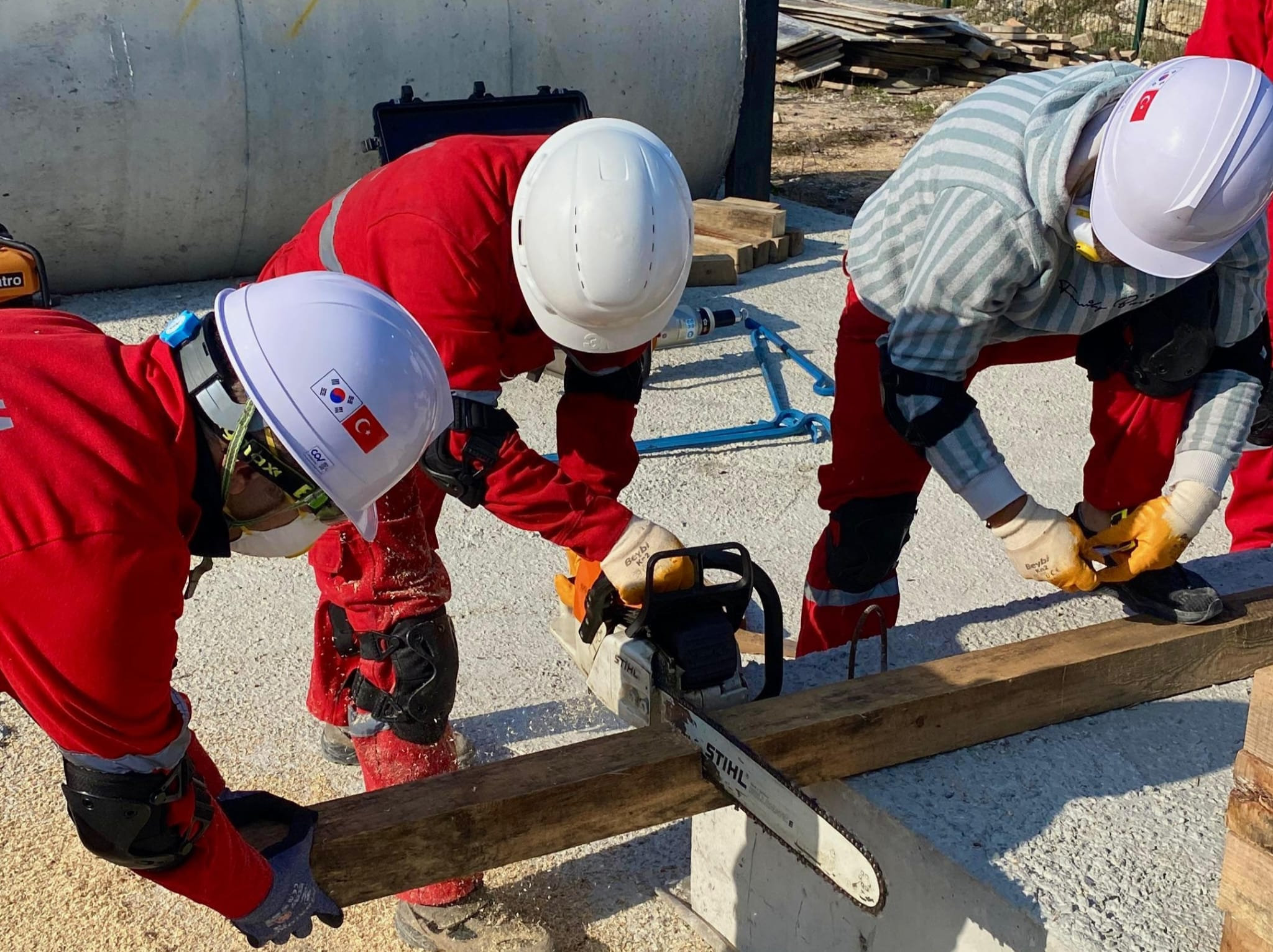 Altınova İtfaiyesi Personeline “Enkazda Arama ve Kurtarma Temel Eğitimi” Aralıksız Sürüyor 6 Altınova İtfaiyesi Personeline “Enkazda Arama ve Kurtarma Temel Eğitimi” Aralıksız Sürüyor