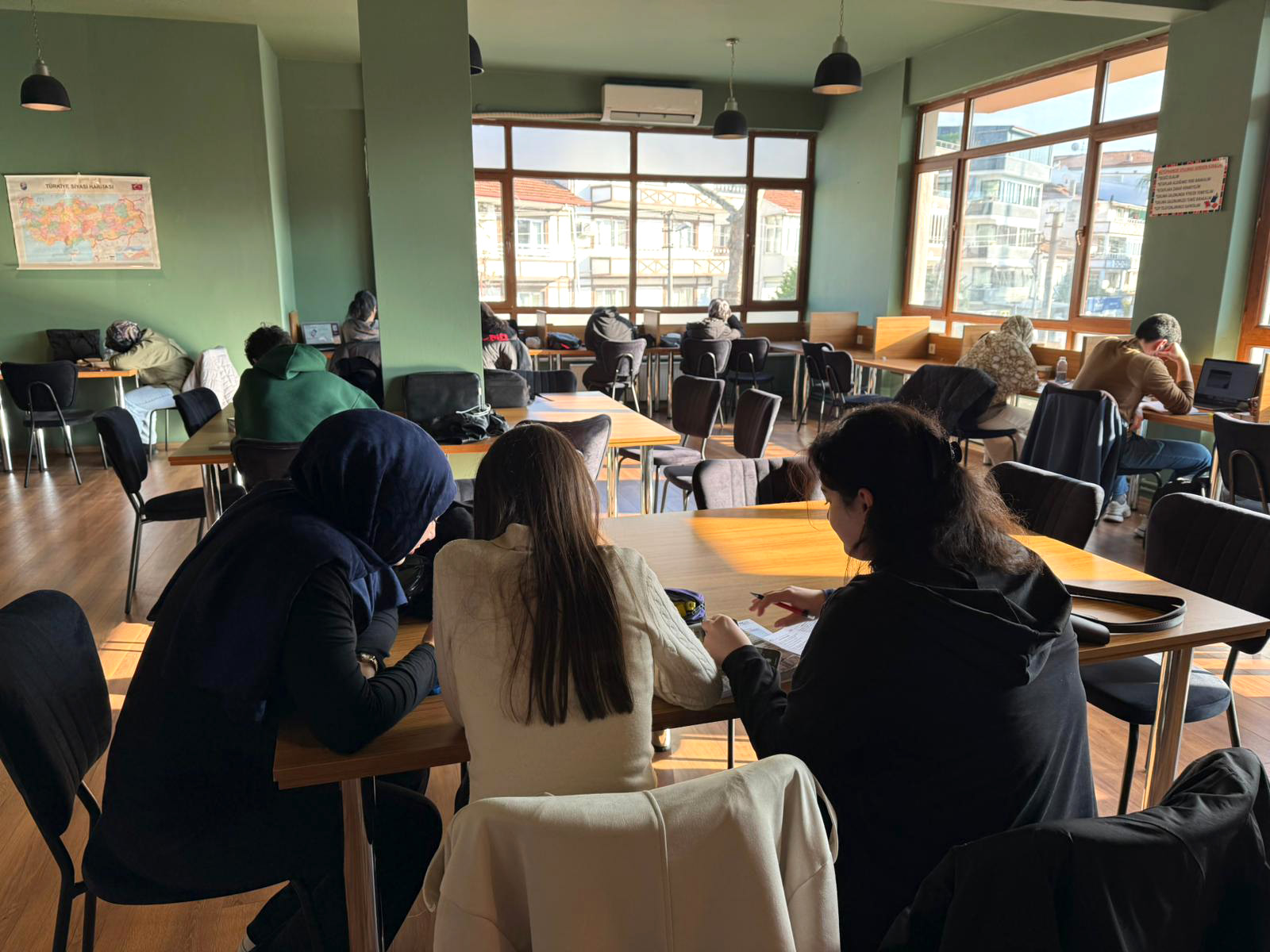 YALOVA BELEDİYESİ KENT KÜTÜPHANESİ  GENÇLERİN YENİ BULUŞMA NOKTASI