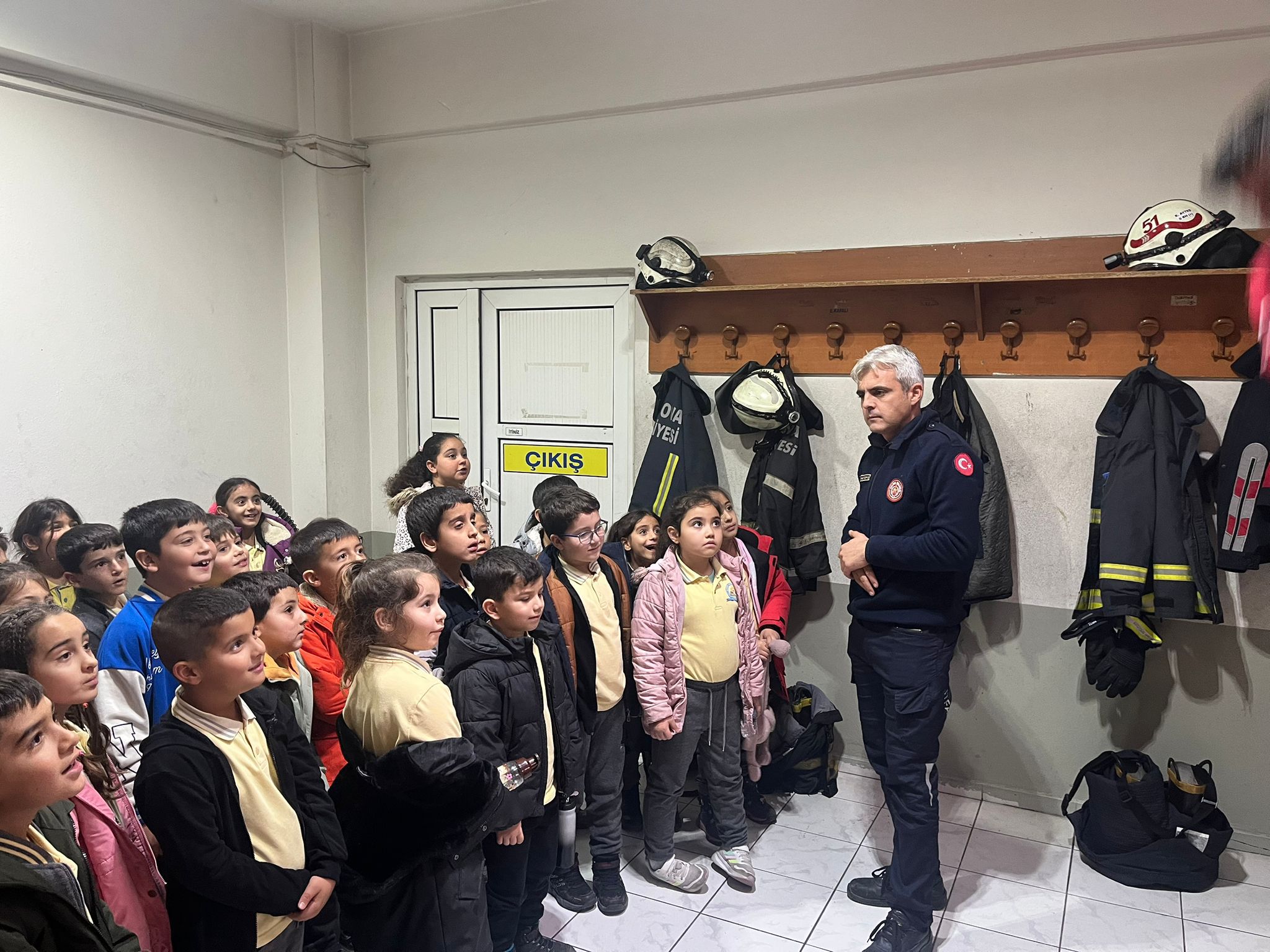 YALOVA İTFAİYESİ'NDEN MİNİK ÖĞRENCİLERE YANGIN EĞİTİMİ 4 YALOVA İTFAİYESİ'NDEN MİNİK ÖĞRENCİLERE YANGIN EĞİTİMİ