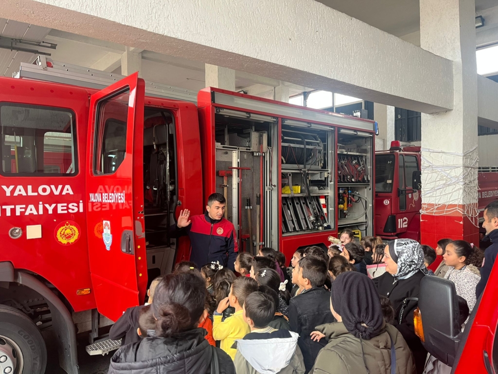 YALOVA İTFAİYESİ'NDEN MİNİK ÖĞRENCİLERE YANGIN EĞİTİMİ
