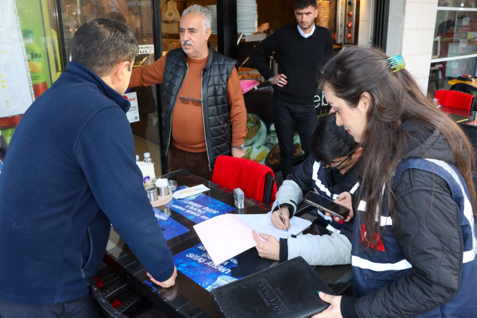 ZABITA EKİPLERİNDEN MARKET VE RESTORANLARA SIKI DENETİM