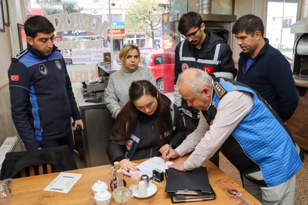 ZABITA EKİPLERİNDEN MARKET VE RESTORANLARA SIKI DENETİM