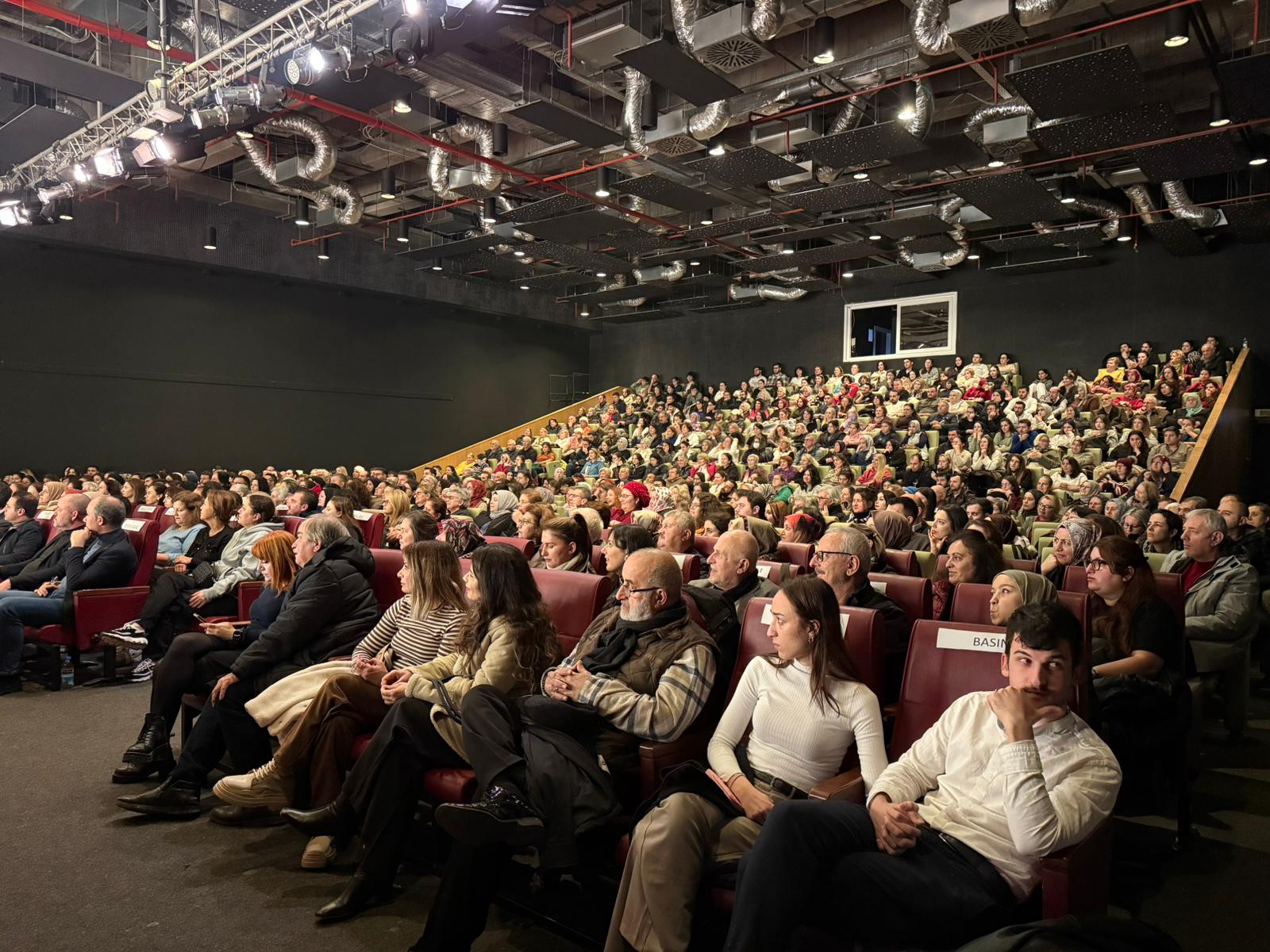 DOKTOR BANA BİR ÇARE OYUNU İZLEYİCİLERİ KAHKAHAYA BOĞDU