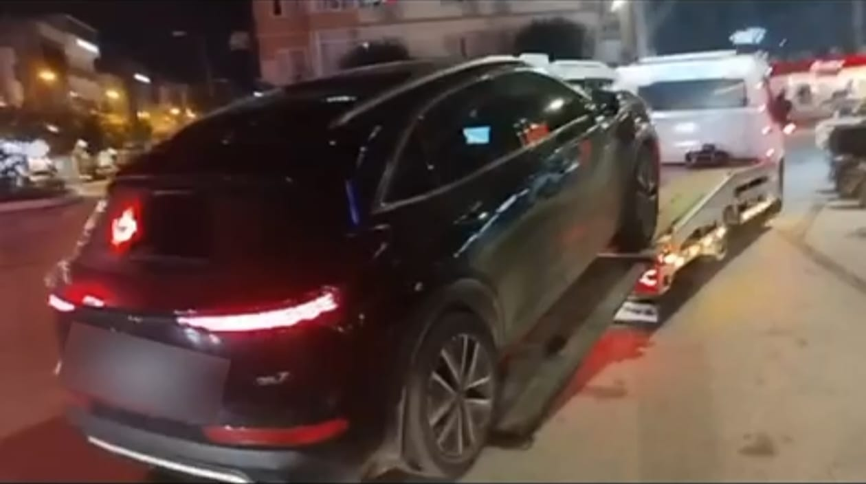 Yalova’da Çakar Denetimi: Yetkisiz Araca Ceza, 30 Gün Trafikten Men 4 Yalova’da Çakar Denetimi: Yetkisiz Araca Ceza, 30 Gün Trafikten Men