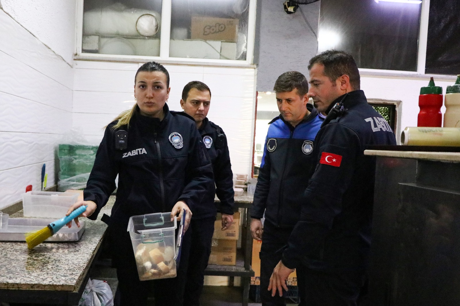 ÇİFTLİKKÖY’DE ZABITA EKİPLERİNDEN MARKET VE İŞLETMELERE SIKI DENETİM 5 ÇİFTLİKKÖY’DE ZABITA EKİPLERİNDEN MARKET VE İŞLETMELERE SIKI DENETİM