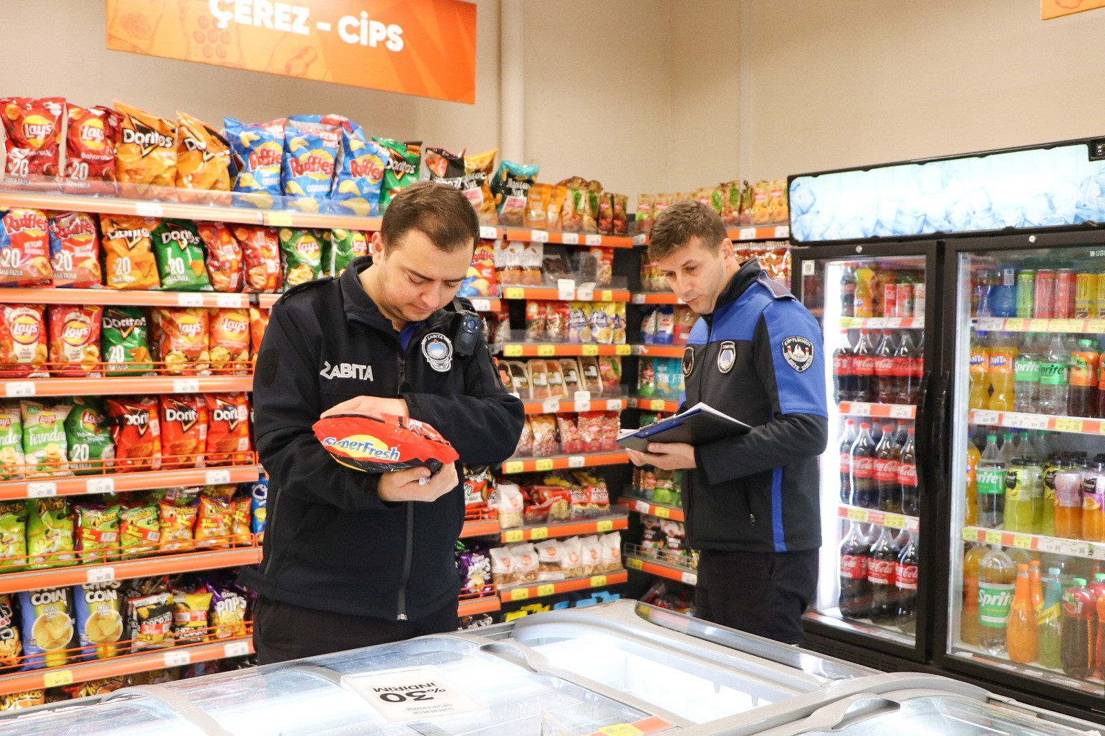 ÇİFTLİKKÖY’DE ZABITA EKİPLERİNDEN MARKET VE İŞLETMELERE SIKI DENETİM 6 ÇİFTLİKKÖY’DE ZABITA EKİPLERİNDEN MARKET VE İŞLETMELERE SIKI DENETİM