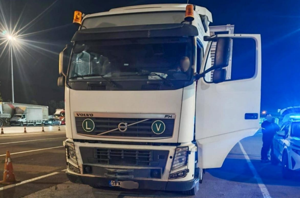 Yalova’da Gece Vakti Ağır Yük Taşırken Yakalandılar: İki Araç Trafikten Men Edildi