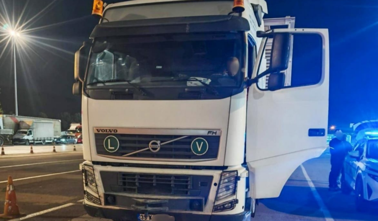 Yalova’da Gece Vakti Ağır Yük Taşırken Yakalandılar: İki Araç Trafikten Men Edildi
