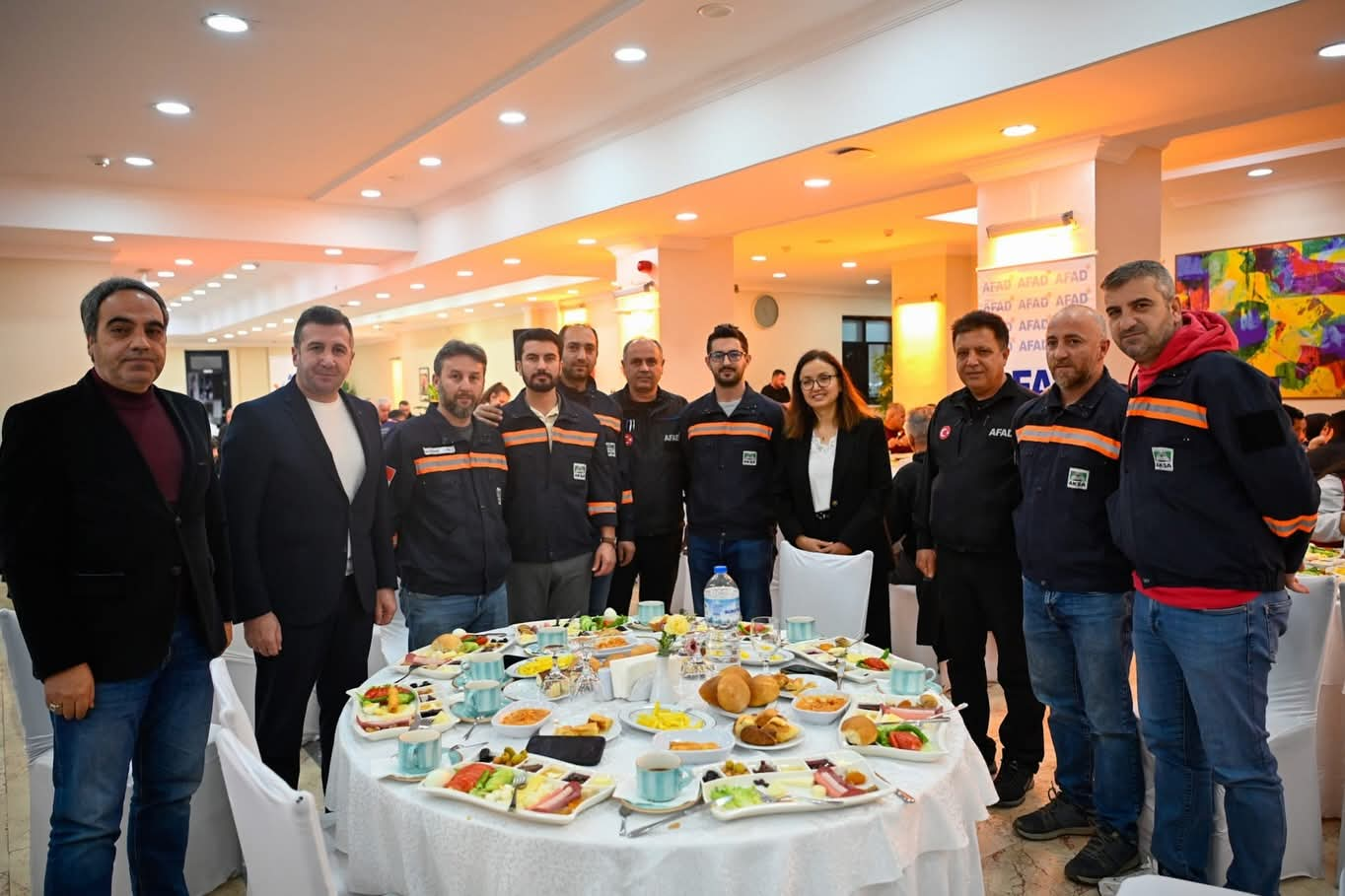 Yalova Valisi Dr. Hülya Kaya, AFAD Gönüllüleri ve STK Temsilcileriyle Bir Araya Geldi 4 Yalova Valisi Dr. Hülya Kaya, AFAD Gönüllüleri ve STK Temsilcileriyle Bir Araya Geldi