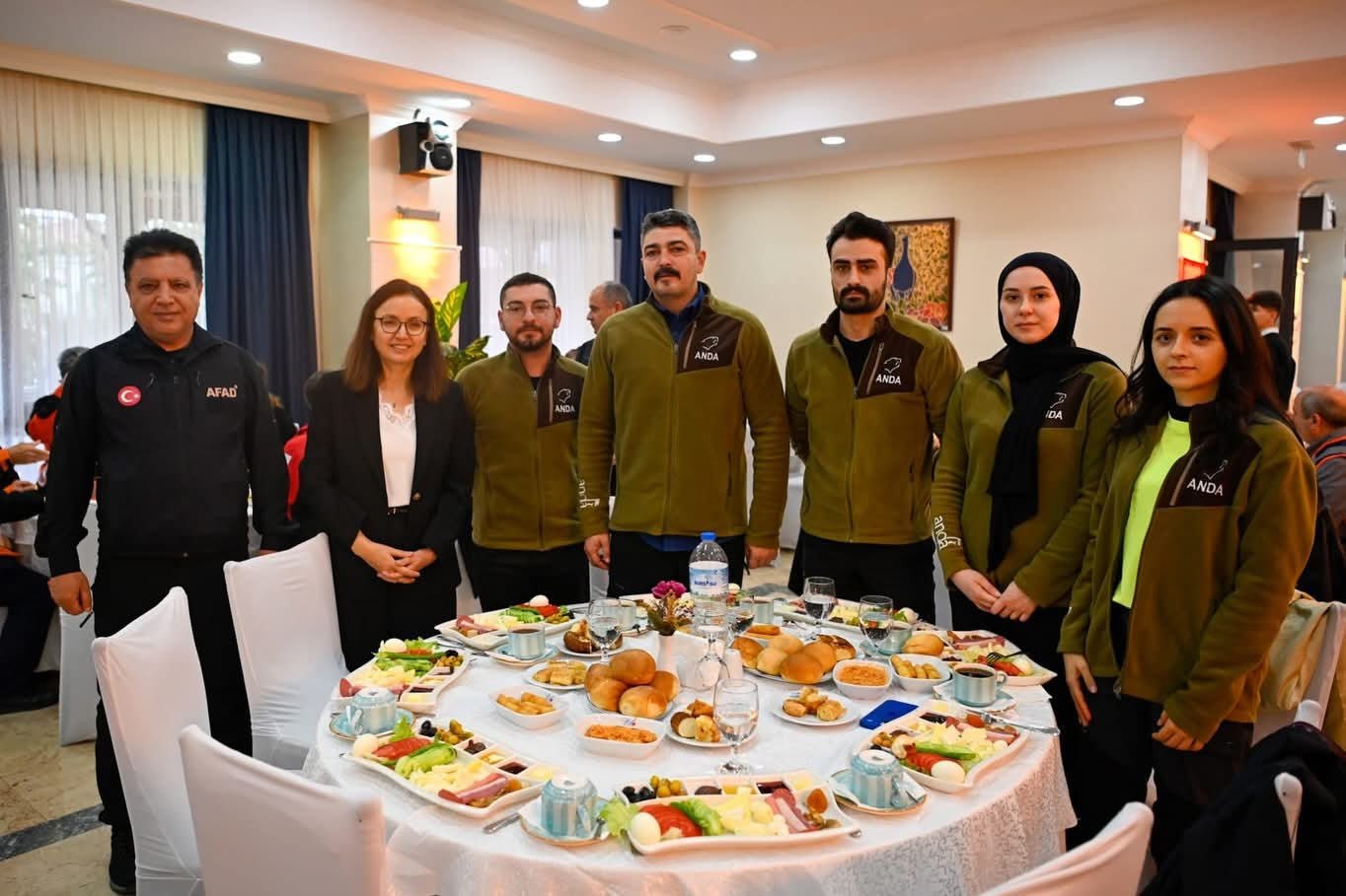 Yalova Valisi Dr. Hülya Kaya, AFAD Gönüllüleri ve STK Temsilcileriyle Bir Araya Geldi 5 Yalova Valisi Dr. Hülya Kaya, AFAD Gönüllüleri ve STK Temsilcileriyle Bir Araya Geldi