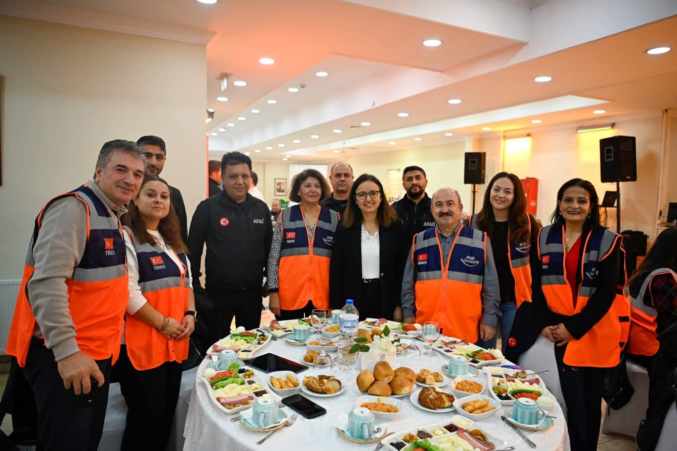 Yalova Valisi Dr. Hülya Kaya, AFAD Gönüllüleri ve STK Temsilcileriyle Bir Araya Geldi 6 Yalova Valisi Dr. Hülya Kaya, AFAD Gönüllüleri ve STK Temsilcileriyle Bir Araya Geldi