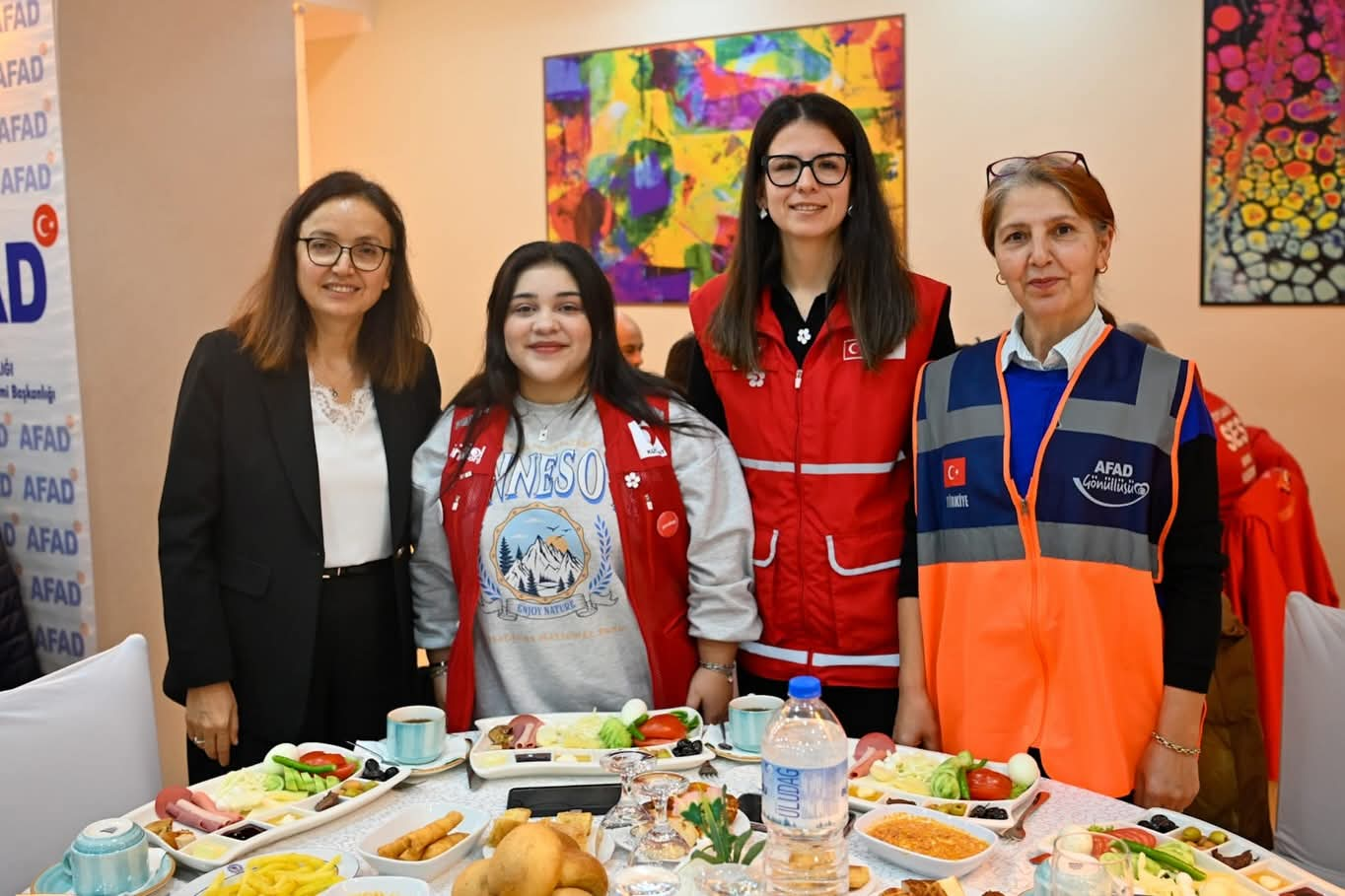 Yalova Valisi Dr. Hülya Kaya, AFAD Gönüllüleri ve STK Temsilcileriyle Bir Araya Geldi 8 Yalova Valisi Dr. Hülya Kaya, AFAD Gönüllüleri ve STK Temsilcileriyle Bir Araya Geldi