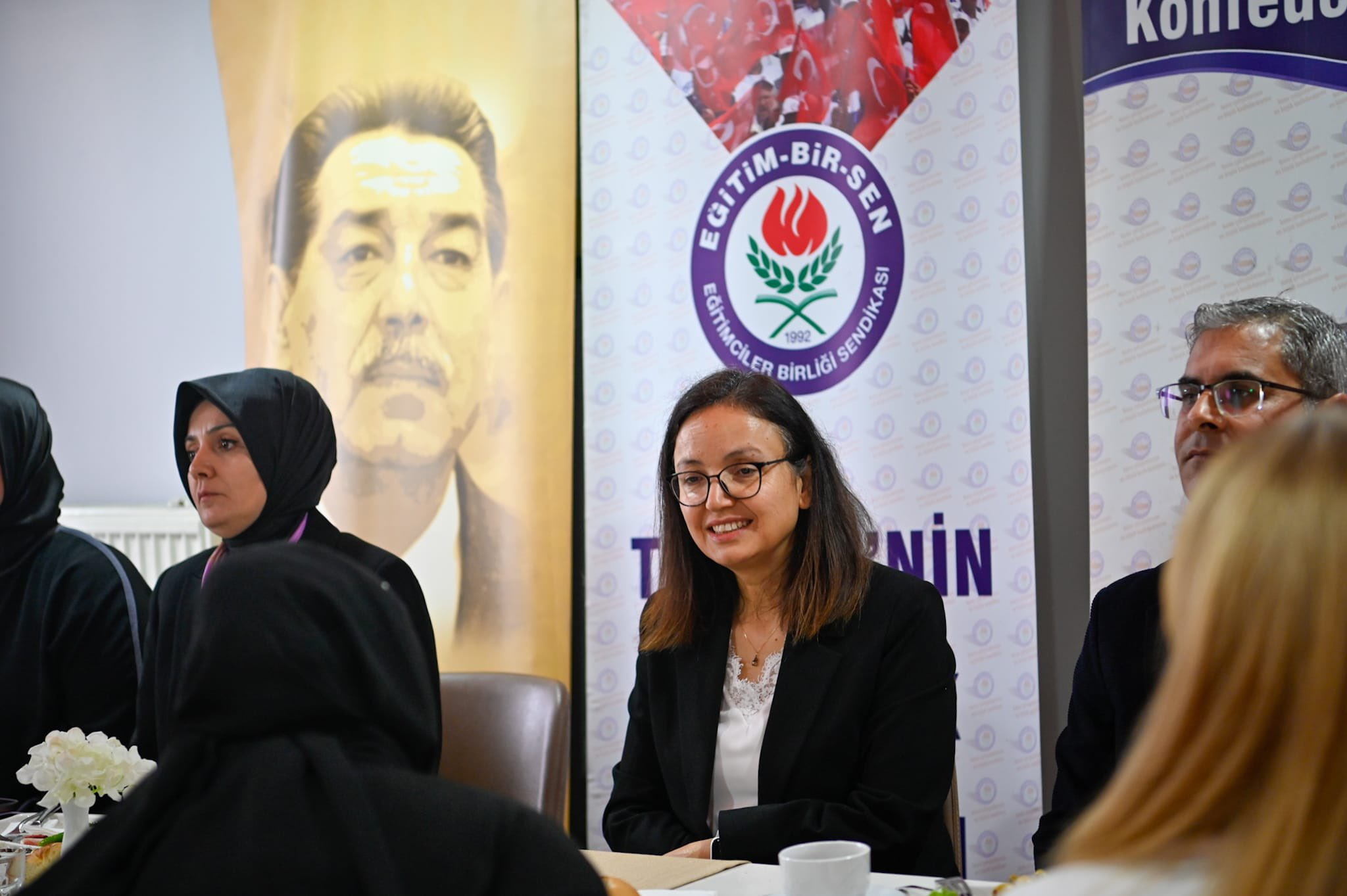 Yalova Valisi Dr. Hülya Kaya, Memur-Sen ve Eğitim Bir-Sen Kadın Komisyonuyla Bir Araya Geldi