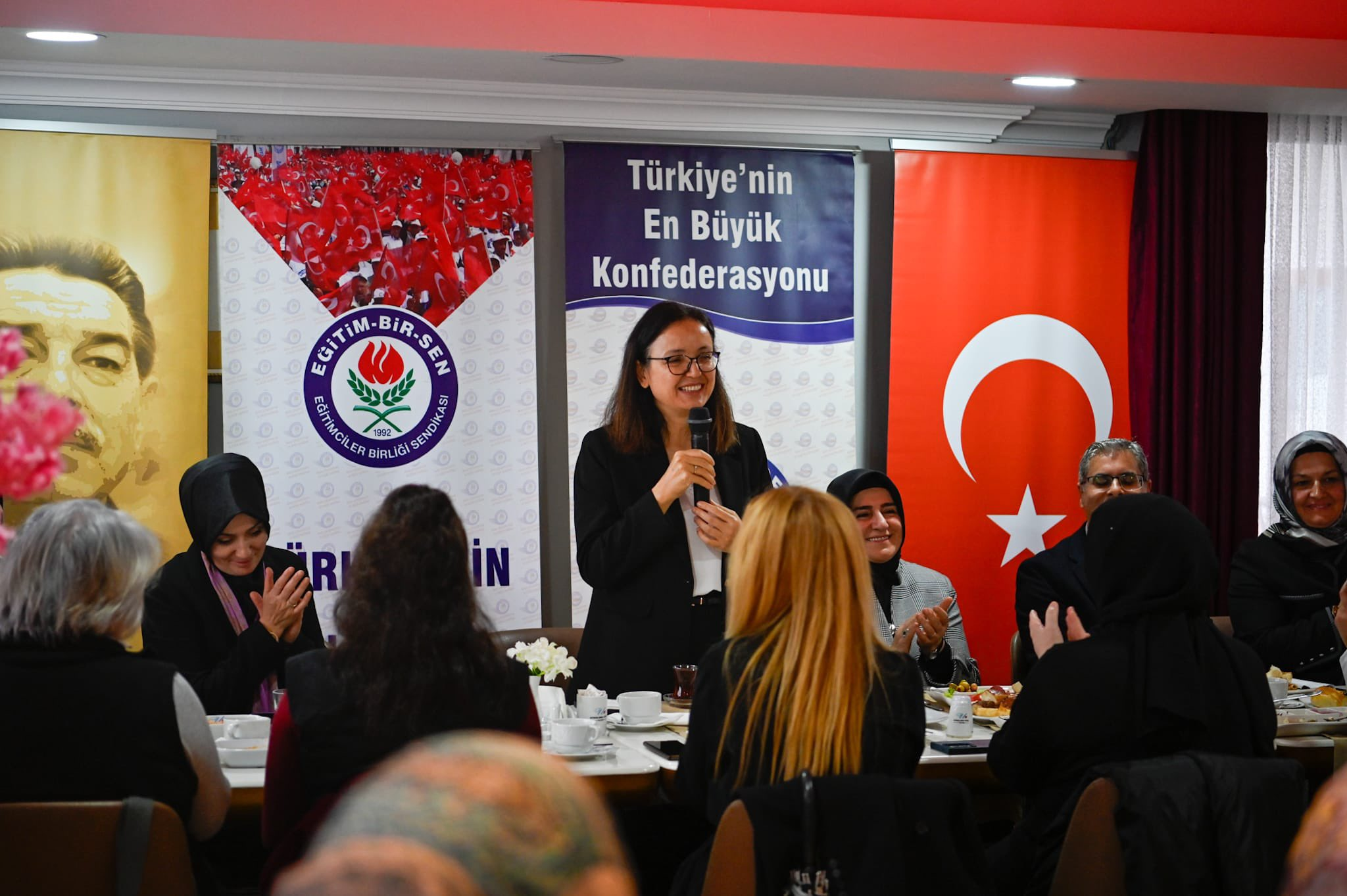 Yalova Valisi Dr. Hülya Kaya, Memur-Sen ve Eğitim Bir-Sen Kadın Komisyonuyla Bir Araya Geldi 4 Yalova Valisi Dr. Hülya Kaya, Memur-Sen ve Eğitim Bir-Sen Kadın Komisyonuyla Bir Araya Geldi