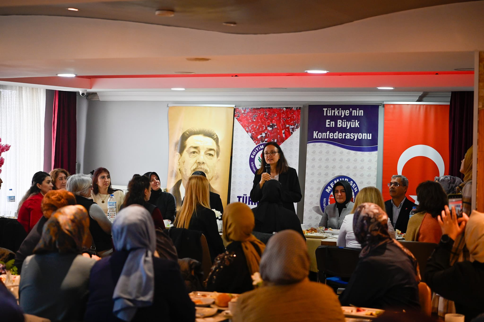 Yalova Valisi Dr. Hülya Kaya, Memur-Sen ve Eğitim Bir-Sen Kadın Komisyonuyla Bir Araya Geldi 5 Yalova Valisi Dr. Hülya Kaya, Memur-Sen ve Eğitim Bir-Sen Kadın Komisyonuyla Bir Araya Geldi