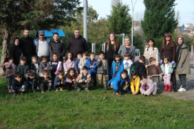 ÇİFTLİKKÖY’DE MİNİK ELLER FİDANLARI YEŞERTİYOR