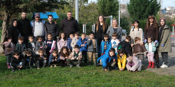 ÇİFTLİKKÖY’DE MİNİK ELLER FİDANLARI YEŞERTİYOR