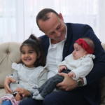 BAŞKAN YELE, YENİ DOĞAN BEBEKLERE HEDİYELERİNİ VERDİ