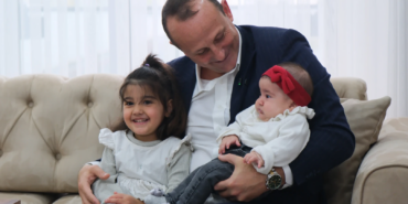 BAŞKAN YELE, YENİ DOĞAN BEBEKLERE HEDİYELERİNİ VERDİ