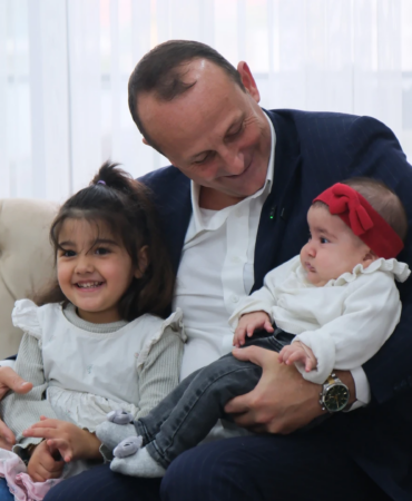 BAŞKAN YELE, YENİ DOĞAN BEBEKLERE HEDİYELERİNİ VERDİ