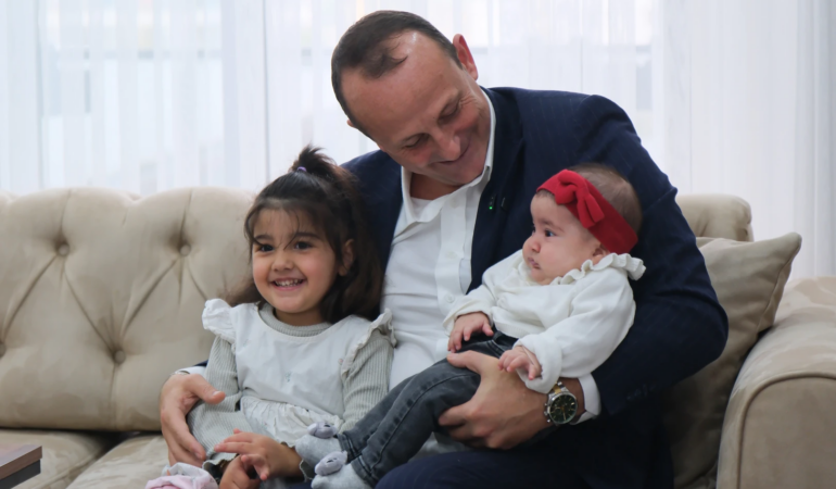 BAŞKAN YELE, YENİ DOĞAN BEBEKLERE HEDİYELERİNİ VERDİ