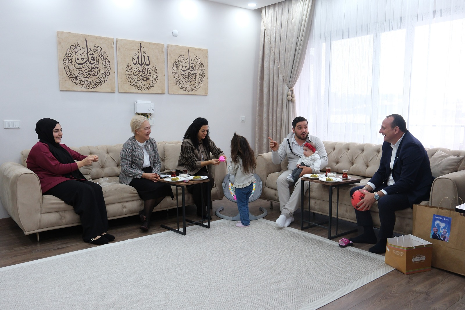 BAŞKAN YELE, YENİ DOĞAN BEBEKLERE HEDİYELERİNİ VERDİ