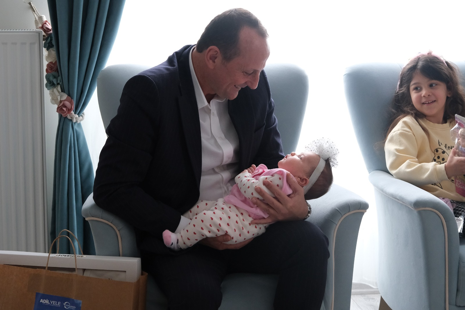 BAŞKAN YELE, YENİ DOĞAN BEBEKLERE HEDİYELERİNİ VERDİ