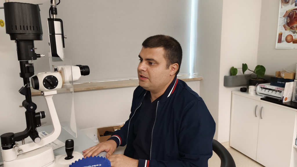 Yalova Eğitim ve Araştırma Hastanesi’nde Örnek Hizmet: Göz Hastalıkları Uzmanı Uzm. Dr. Kadir İlker Çankaya, Yoğun Hasta Yüküne Rağmen Başarıyla Hizmet Veriyor