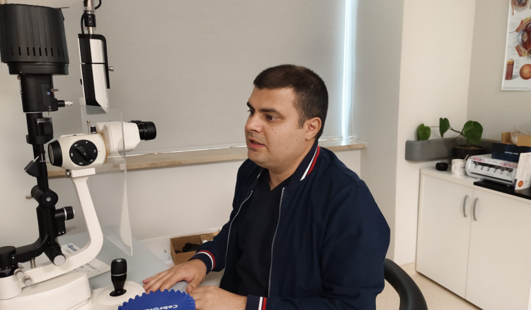 Yalova Eğitim ve Araştırma Hastanesi’nde Örnek Hizmet: Göz Hastalıkları Uzmanı Uzm. Dr. Kadir İlker Çankaya, Yoğun Hasta Yüküne Rağmen Başarıyla Hizmet Veriyor