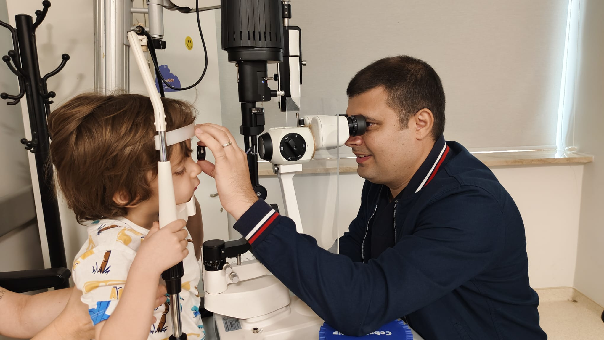 Yalova Eğitim ve Araştırma Hastanesi’nde Örnek Hizmet: Göz Hastalıkları Uzmanı Uzm. Dr. Kadir İlker Çankaya, Yoğun Hasta Yüküne Rağmen Başarıyla Hizmet Veriyor