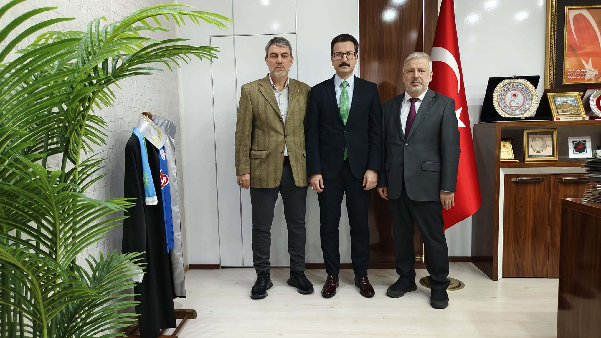 Yalova’da Yeni İdare Mahkemesi Başkanına Hayırlı Olsun Ziyareti 4 Yalova’da Yeni İdare Mahkemesi Başkanına Hayırlı Olsun Ziyareti