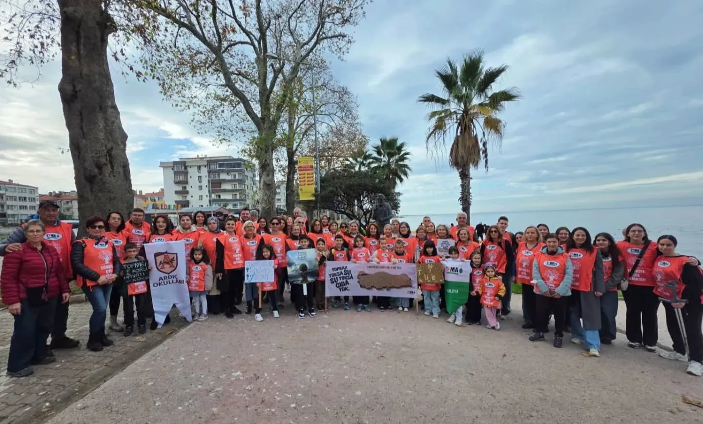 YALOVA’DA TEMA VAKFI’NDAN ERZYONLA MÜCADELE MESAJI: “TOPRAK YOKSA SU, SU YOKSA GIDA YOK” 5 YALOVA’DA TEMA VAKFI’NDAN ERZYONLA MÜCADELE MESAJI: “TOPRAK YOKSA SU, SU YOKSA GIDA YOK”