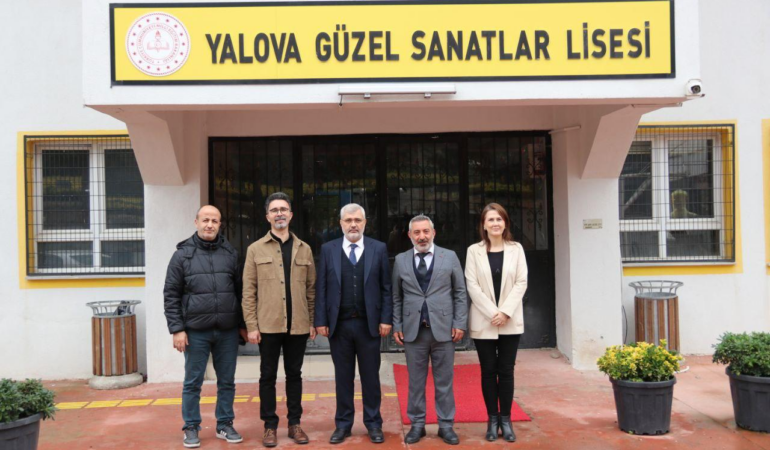 YALOVA GÜZEL SANATLAR LİSESİ’NDE RENKLİ SERGİ VE MÜZİK DİNLETİSİ