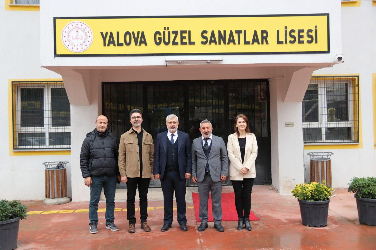 YALOVA GÜZEL SANATLAR LİSESİ’NDE RENKLİ SERGİ VE MÜZİK DİNLETİSİ