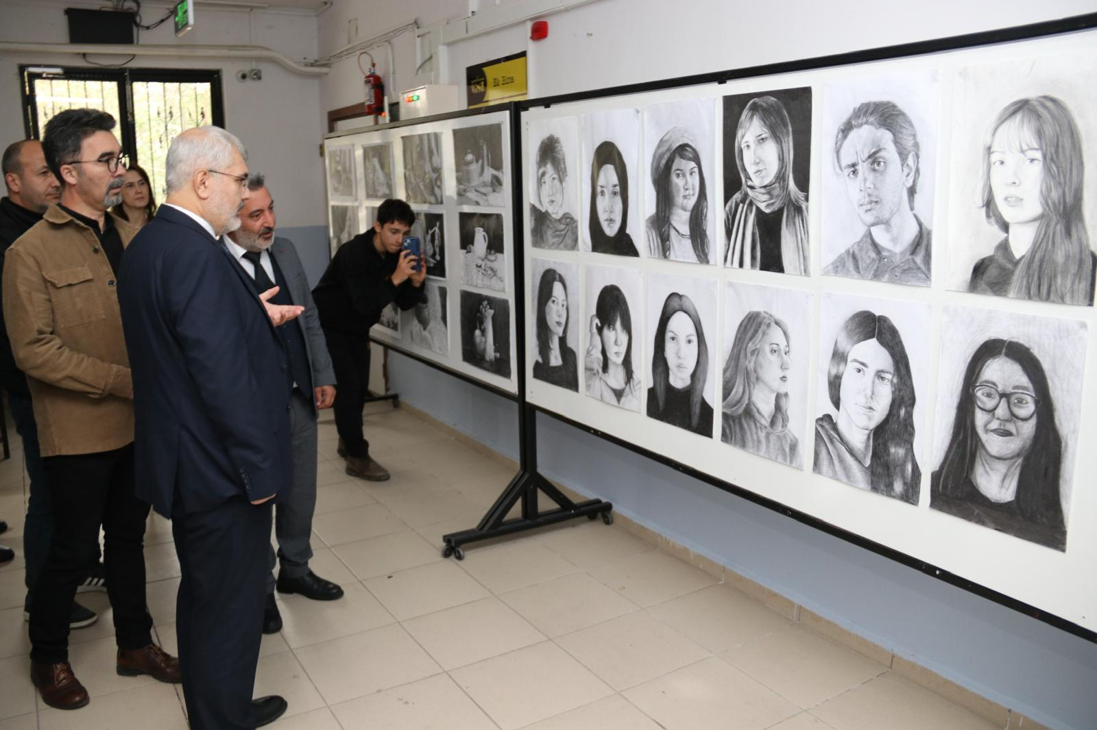 YALOVA GÜZEL SANATLAR LİSESİ’NDE RENKLİ SERGİ VE MÜZİK DİNLETİSİ 4 YALOVA GÜZEL SANATLAR LİSESİ’NDE RENKLİ SERGİ VE MÜZİK DİNLETİSİ