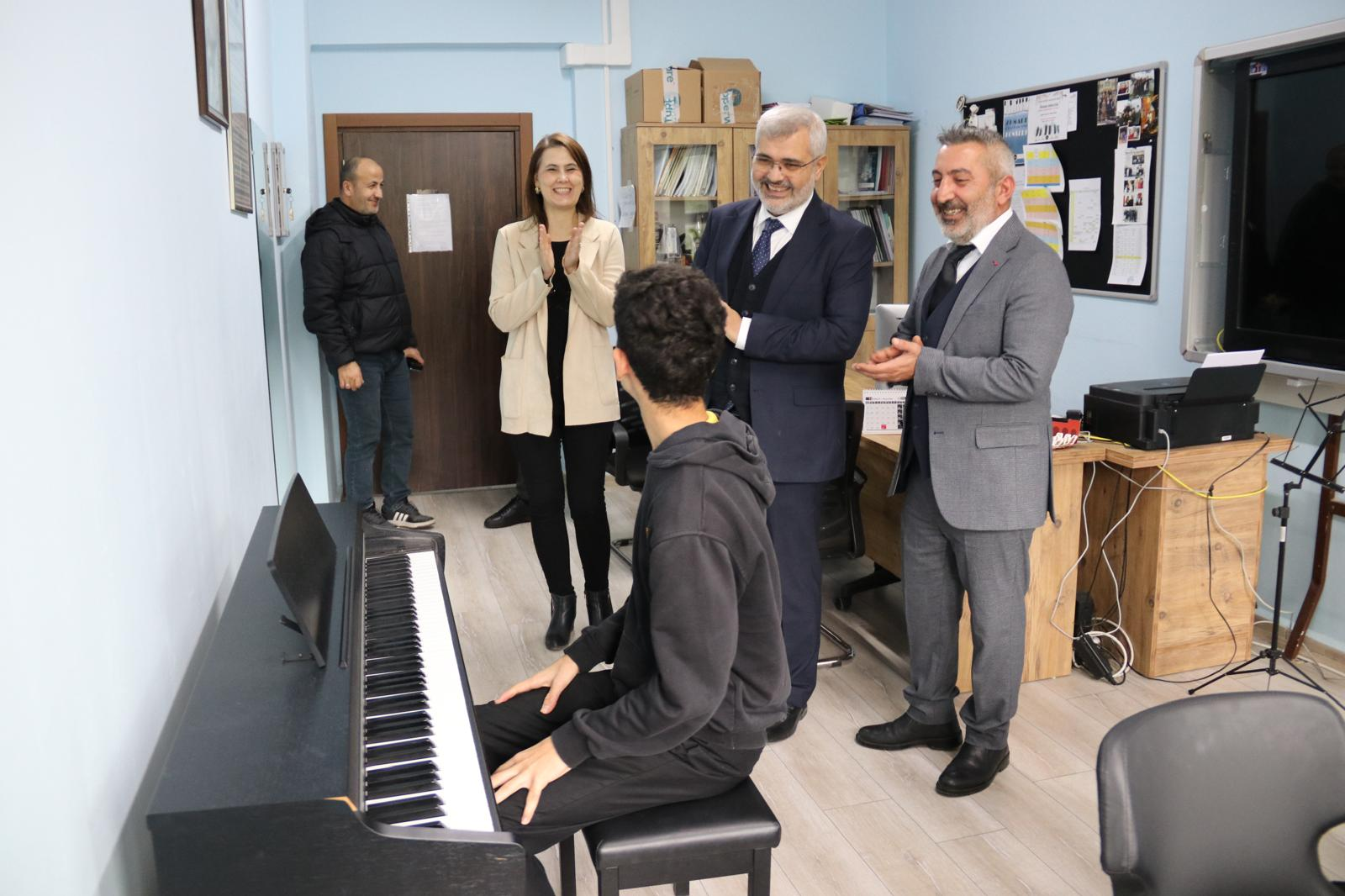 YALOVA GÜZEL SANATLAR LİSESİ’NDE RENKLİ SERGİ VE MÜZİK DİNLETİSİ 6 YALOVA GÜZEL SANATLAR LİSESİ’NDE RENKLİ SERGİ VE MÜZİK DİNLETİSİ