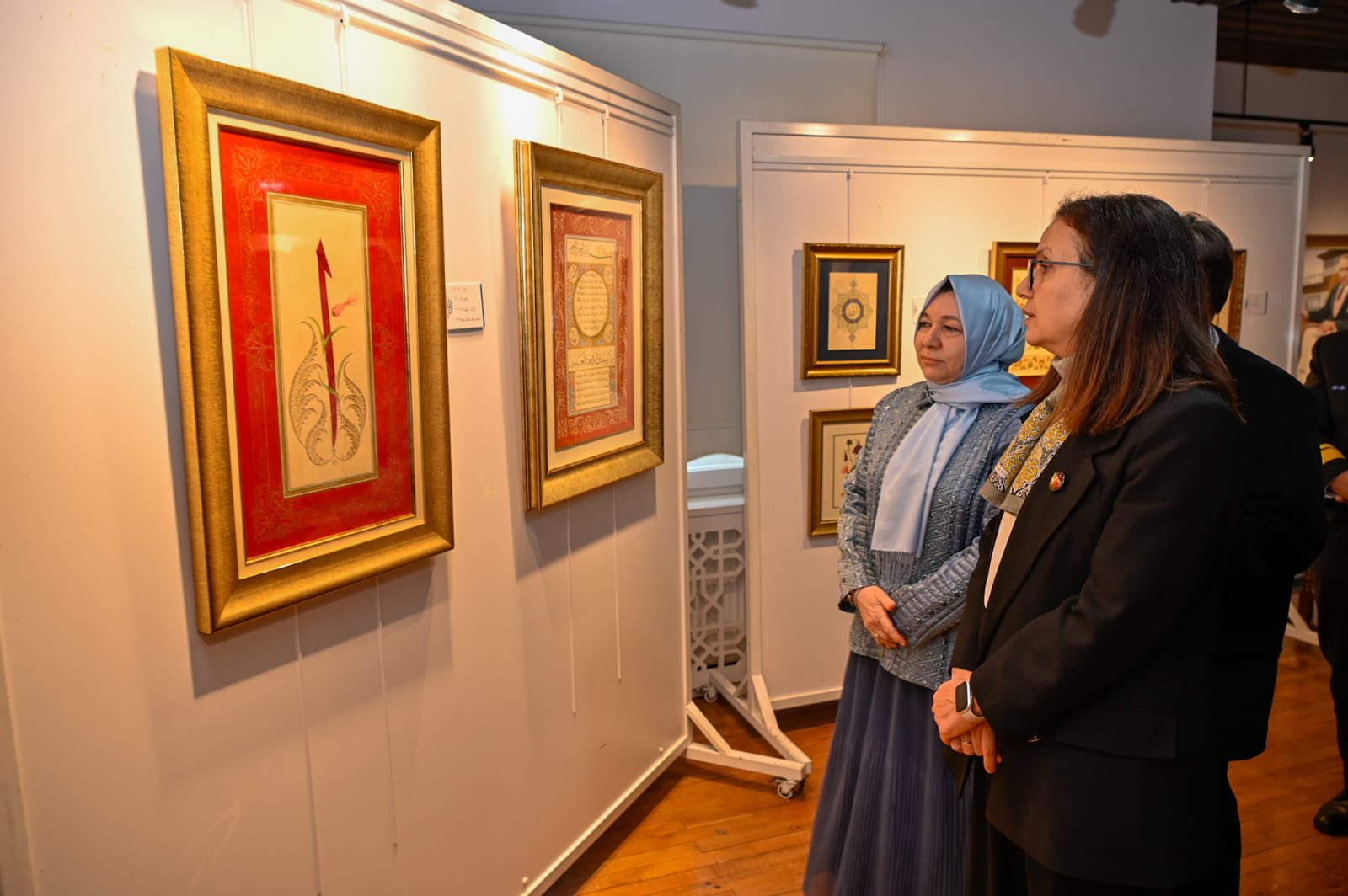 YALOVA VALİSİ DR. HÜLYA KAYA, AİLE YILI ETKİNLİKLERİ KAPSAMINDA DÜZENLENEN TEZHİP SERGİSİNİN AÇILIŞINA KATILDI 5 YALOVA VALİSİ DR. HÜLYA KAYA, AİLE YILI ETKİNLİKLERİ KAPSAMINDA DÜZENLENEN TEZHİP SERGİSİNİN AÇILIŞINA KATILDI