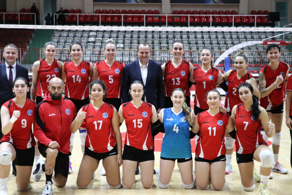ÇİFTLİKKÖY’ÜN SULTANLARI BURSA BŞB’YE SET VERMEDİ : 3-0